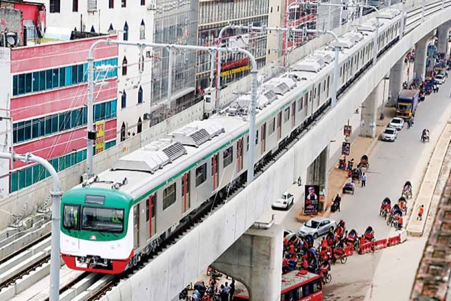 বাংলাদেশের সড়ক পরিবহণ ও সেতুমন্ত্রী ওবায়দুল কাদের সেপ্টেম্বর মাসেই জানিয়ে দেন, মেট্রোর যে সব যাত্রী সাপ্তাহিক, মাসিক কিংবা পারিবারিক কার্ড ব্যবহার করবেন, তাঁদের বিশেষ ছাড় দেওয়া হবে।