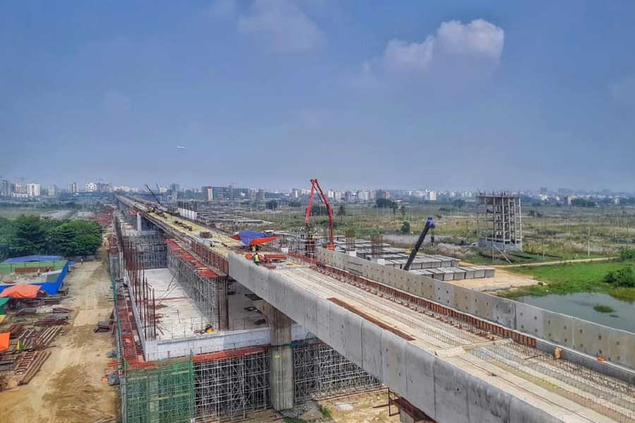 উত্তরা থেকে আগারগাঁও পর্যন্ত যাত্রাপথে মেট্রো পেরোবে মোট ৯টি স্টেশন। দ্বিতীয় দফায় মেট্রো ছুটবে ঢাকার আগারগাঁও থেকে মতিঝিল পর্যন্ত।