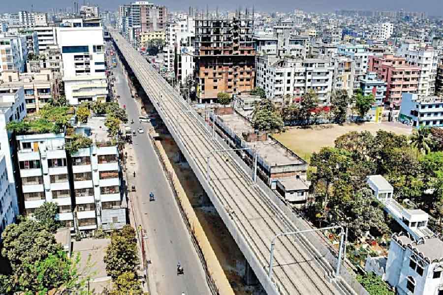 উন্নয়নশীল দেশ হিসাবে উন্নত দেশগুলোর মতোই মেট্রো পরিষেবা চালু করতে পেরে স্বভাবতই খুশি সে দেশের মানুষজন।