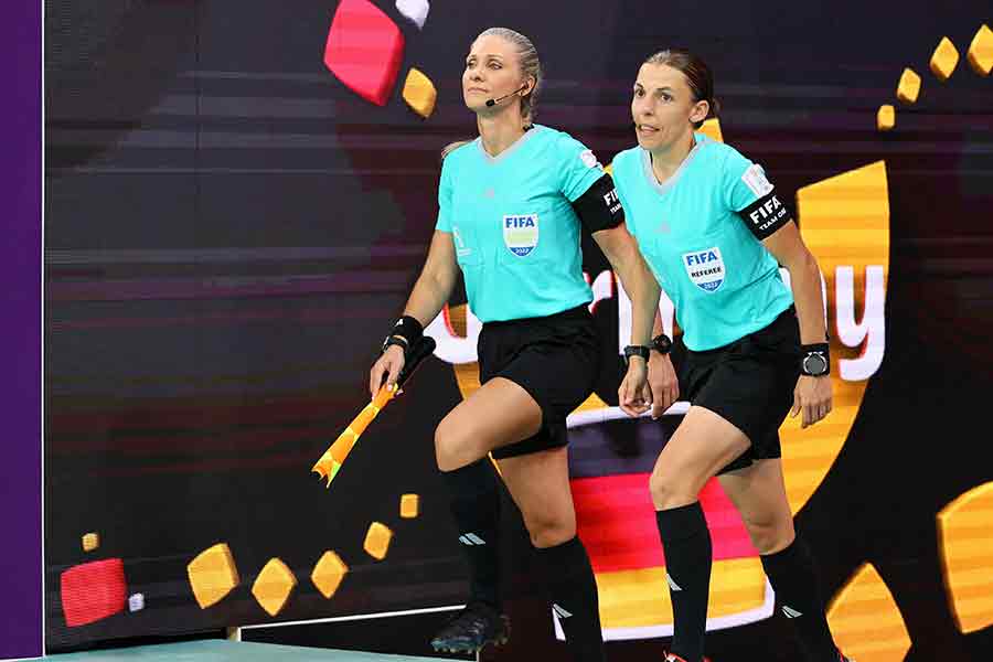 ছেলেদের বিশ্বকাপে এর আগে কখনও মহিলা রেফারিকে ম্যাচ পরিচালনা করতে দেখা যায়নি।