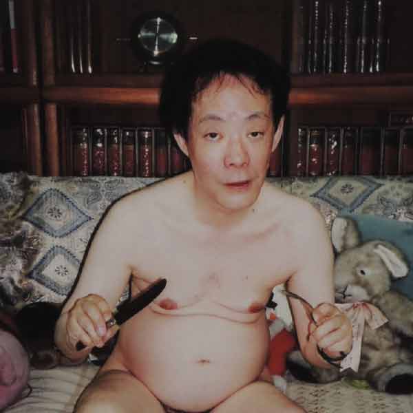 নেদারল্যান্ডসের এক যুবতীকে খুন করে তাঁর মাংস খাওয়ার অপরাধে প্রথম নজরে আসেন সাগাওয়া। তবে আশ্চর্যজনক ভাবে এর জন্য তাঁকে কখনও জেল খাটতে হয়নি।