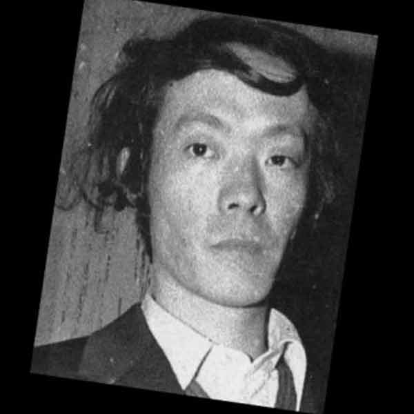 ১৯৪৯ সালের ২৬ এপ্রিল জাপানের কোবে শহরে এক বিত্তশালী পরিবারে সাগওয়ার জন্ম। সাগওয়ার বাবা ধনী ব্যবসায়ী ছিলেন। 