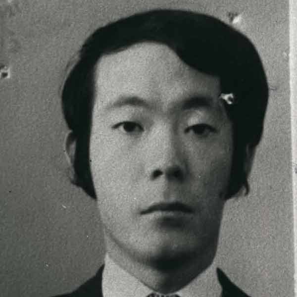 ছোট থেকেই ‘এন্টারাইটিস’ নামক অন্ত্রের রোগে আক্রান্ত ছিলেন সাগওয়া। ভঙ্গুর স্বাস্থ্য এবং অন্তর্মুখী ব্যক্তিত্বের অধিকারী সাগওয়ার ছেলেবেলা থেকেই সাহিত্যের প্রতি বিশেষ ঝোঁক ছিল।