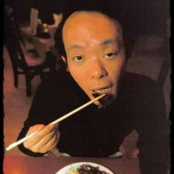 ছোট থেকে সাগওয়ার ঝোঁক ছিল মানুষের মাংস খাওয়ার প্রতি। ছোটবেলায় এক জনের ঊরু দেখে তাঁর প্রথম মানুষের মাংস খাওয়ার ইচ্ছা হয় বলে তিনি পরে জানিয়েছিলেন।