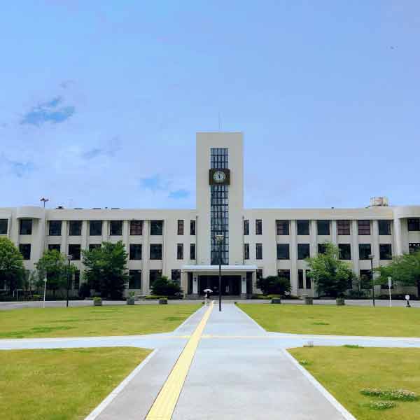 ওয়াকো ইউনিভার্সিটিতে পড়াশোনা করেন সাগাওয়া এবং পরে কোয়ানসেই গাকুইন বিশ্ববিদ্যালয়ে ইংরেজি সাহিত্যে স্নাতকোত্তর ডিগ্রি পান।