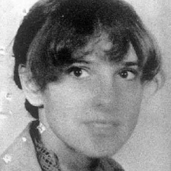 সাগওয়ার বাবা সেই মামলা আদালতের বাইরে মিটিয়ে নেন বলে শোনা যায়। ১৯৭৭ সালে ২৭ বছর বয়সে ইংরেজি সাহিত্য নিয়ে গবেষণা করতে প্যারিসে চলে যান সাগওয়া।