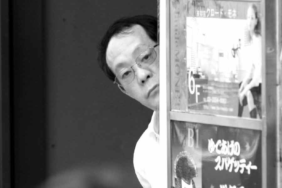 প্যারিসে থাকাকালীন ১৯৮১ সালে সাগওয়ার পরিচয় হয় নেদারল্যান্ডসের বাসিন্দা রেনি হার্টভেল্টের সঙ্গে। রেনিও পড়াশোনা সূত্রে প্যারিসে থাকতেন। সেখানেই রেনিকে নিজের বাড়িতে আমন্ত্রণ জানান সাগওয়া।