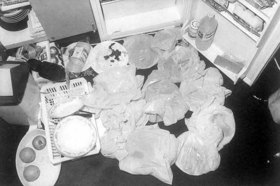 অভিযোগ, প্রথমে দাঁতে কামড়ে রেনির দেহ থেকে কাঁচা মাংস খাওয়ার চেষ্টা করেন সাগাওয়া। কিন্তু তাঁর দাঁত যথেষ্ট ধারালো না হওয়ায় তিনি একটি মাংস কাটার ছুরি কিনে আনেন।