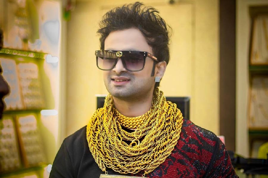 গলায় মোটা মোটা সোনার হার, সব ক’টি আঙুলে সোনার আংটি, হাতে সোনার ব্রেসলেট— ‘গোল্ডেন কিং’ বলতেই বিখ্যাত সঙ্গীত পরিচালক, সুরকার বাপ্পি লাহিড়ির ছবিটাই ভেসে ওঠে। বাপ্পি লাহিড়ি ছাড়াও, এ দেশে আরও এমন কয়েক জন আছেন, তাঁদের ‘সোনার বাদশা’ বললেও কম হবে না।
