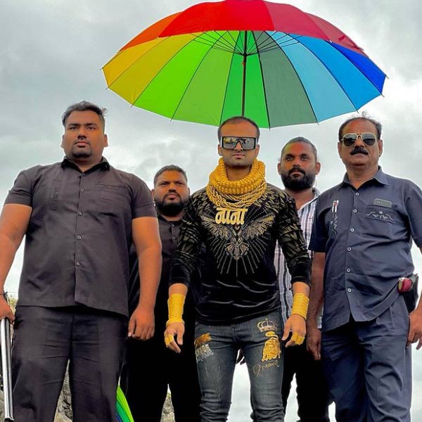 সোনার বর্তমান বাজারদর অনুযায়ী ‘গোল্ডেন গাইজ়’-এর মোট সোনার দাম সাড়ে ৭ কোটি টাকার বেশি। 