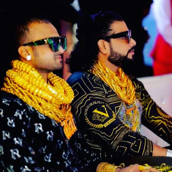 সানি এবং বান্টির কাছে জাগুয়ার এবং অডি ছাড়াও রয়েছে মার্সিডিজ বেন্‌জ ই ক্লাস। এ ছাড়াও রয়েছে ল্যান্ড রোভার রেঞ্জ রোভার ভোগ এল৩৩২। যার এক্স শোরুম দাম প্রায় ৩ কোটি টাকা।