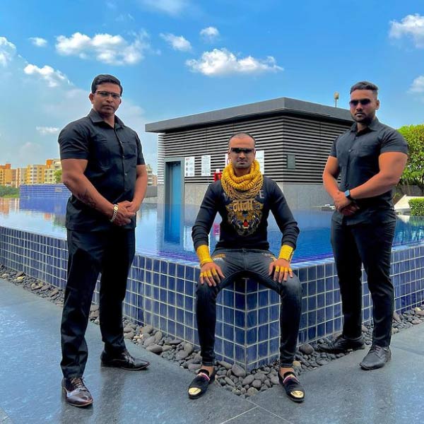 বহু বলিউড তারকার ঘনিষ্ঠ ‘গোল্ডেন গাইজ়’। বিবেক ওবেরয় এবং নেহা শর্মার সঙ্গে সানিকে প্রায়ই দেখা যায়। ‘জ়িলা গাজিয়াবাদ’ ছবিতে সানি অভিনয়ও করেছেন।