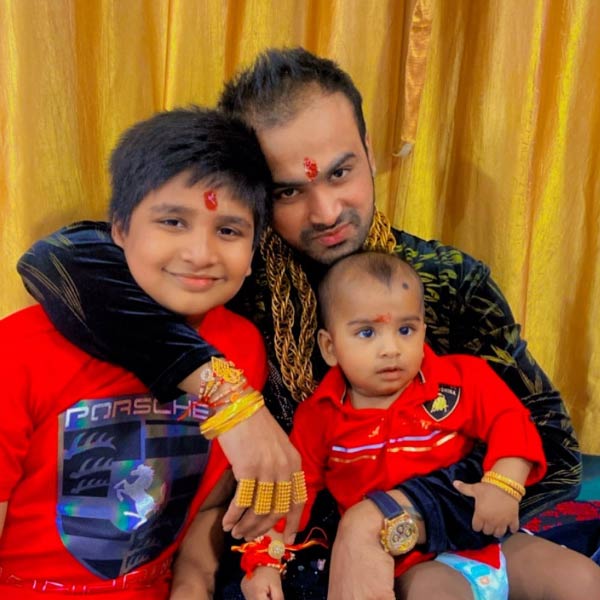 অভিনেতা বিবেক ওবেরয়ের বিজনেস পার্টনার সানি। বেশ কয়েকটি জনপ্রিয় রিয়ালিটি শোতে তাঁদের দু’জনকে দেখা গিয়েছে।