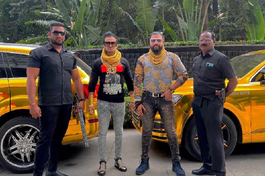 সানি এবং বান্টির যে সব গাড়ি রয়েছে, সেগুলিও সোনার পাতি দিয়ে মোড়ানো‌। জুতো, ঘড়ি, এমনকি চশমাতেও সোনা। সানি বলেন, “আমাদের দেখে বহু উৎসুক মানুষ ভিড় জমান। ফলে সব সময়েই সতর্ক থাকতে হয়। নিরাপত্তার জন্য আমাদের দেহরক্ষী রয়েছে।”