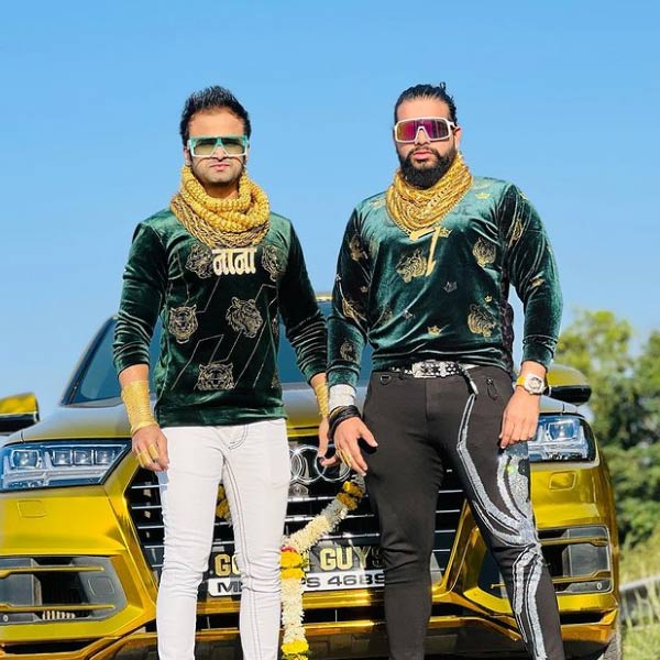 নিজের সমাজমাধ্যম অ্যাকাউন্টে বেশ কয়েক বার মডেল প্রীতি সোনির সঙ্গে তাঁর ছবি শেয়ার করেছেন সানি। ফলে প্রীতির সঙ্গে সানির সম্পর্ক নিয়ে গুঞ্জন চলে।