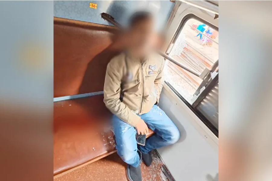 তখনও যাত্রীর গলায় ঢুকে রয়েছে লোহার রড। রক্তে ভেসে যাচ্ছে ট্রেনের আসন।