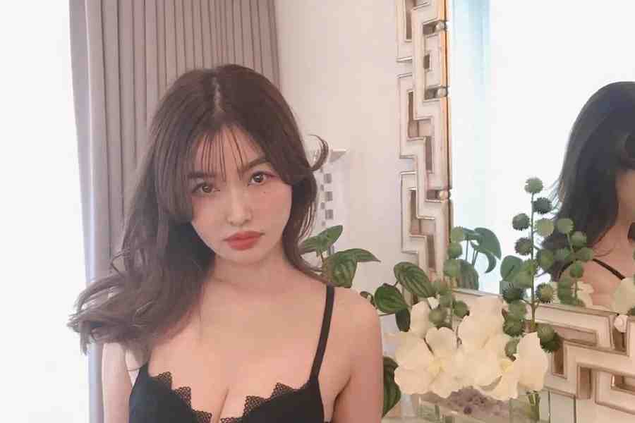 রোদ থেকে বাঁচতে গা ঢাকা পোশাক ও সানস্ক্রিন লোশন মাখার পরামর্শ দিয়েছেন মডেল।