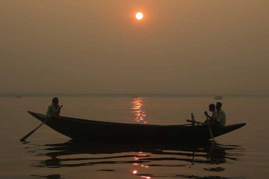 হাতে সময় থাকলে নৌকায় চড়ে মুকুটমণিপুরের গভীর জলে ভাসতে ভাসতে পৌঁছে যাওয়া যায় জলাধারের অন্য পাড়ে থাকা বন পুকুরিয়া হরিণ পার্কে। 