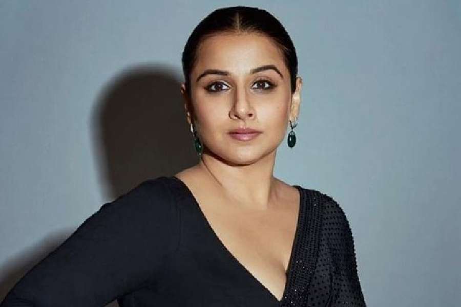 কাজের যতই চাপ থাকুক, বিদ্যা ত্বকের পরিচর্যা করতে ভোলেন না।