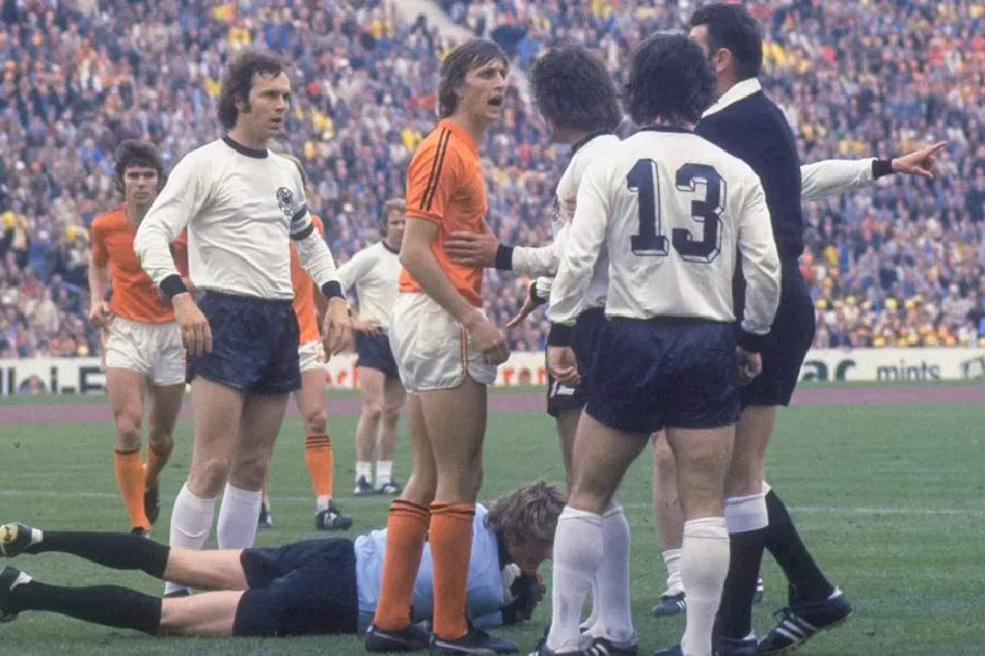 ১৯৭৪ সালের বিশ্বকাপ ফাইনালে উঠেছিল পশ্চিম জার্মানি (তখনও বার্লিনের দেওয়াল ভাঙা হয়নি) এবং নেদারল্যান্ডস।