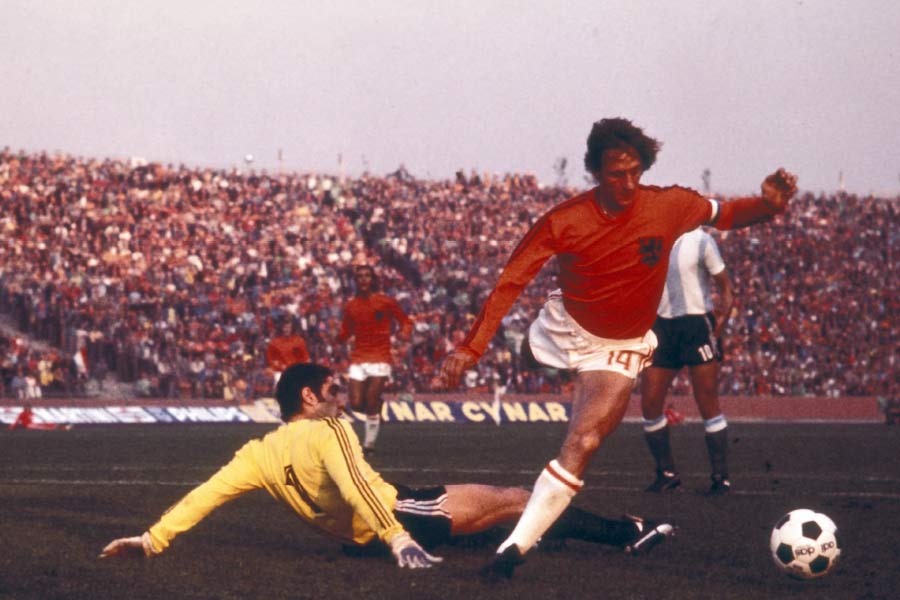 দলের খেলোয়াড়দের যৌনতার ফাঁদে ফেলতেই জার্মানির ওই সংবাদপত্র এই কাণ্ড ঘটিয়েছিল বলে অভিযোগ ওঠে।