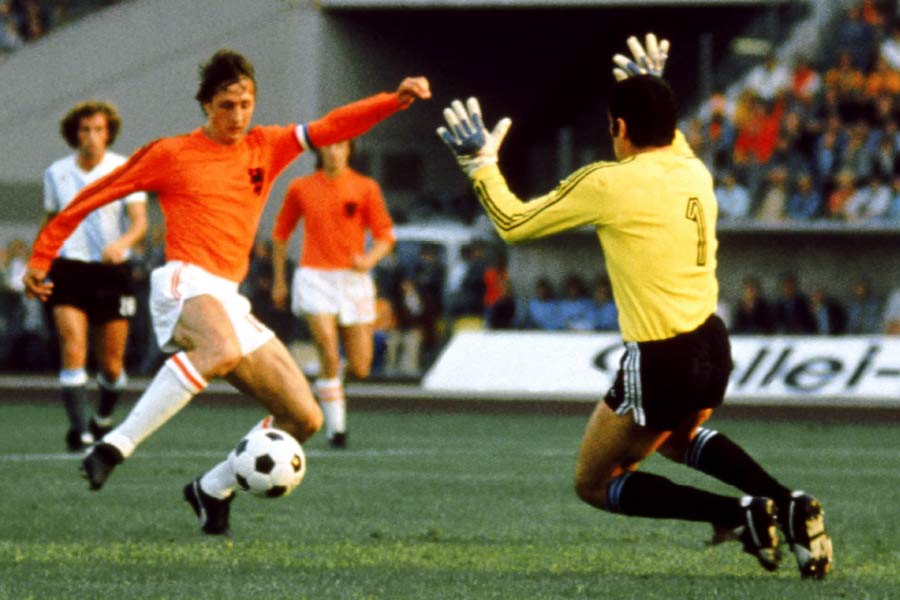 অভিযোগ ছিল, নেদারল্যান্ডসের খেলোয়াড়দের টোপ দিয়ে মনঃসংযোগ নষ্ট করতে এই ঘৃণ্য কাজ করেছিল ওই সংবাদপত্র।