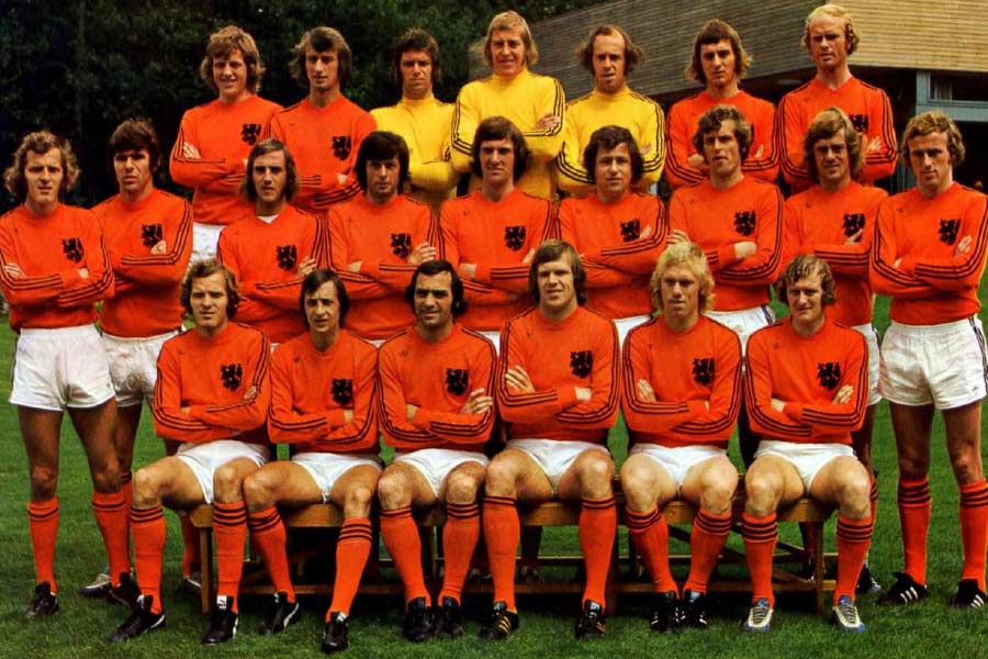 ১৯৭৪-এ নেদারল্যান্ডসের ফুটবল দল প্রথম বিশ্বকাপ ফাইনালে ওঠে। তাদের খেলা প্রথম ফাইনালের প্রস্তুতি নেওয়ার সময় এই কাণ্ড ঘটানো হয় বলে অভিযোগ ওঠে।