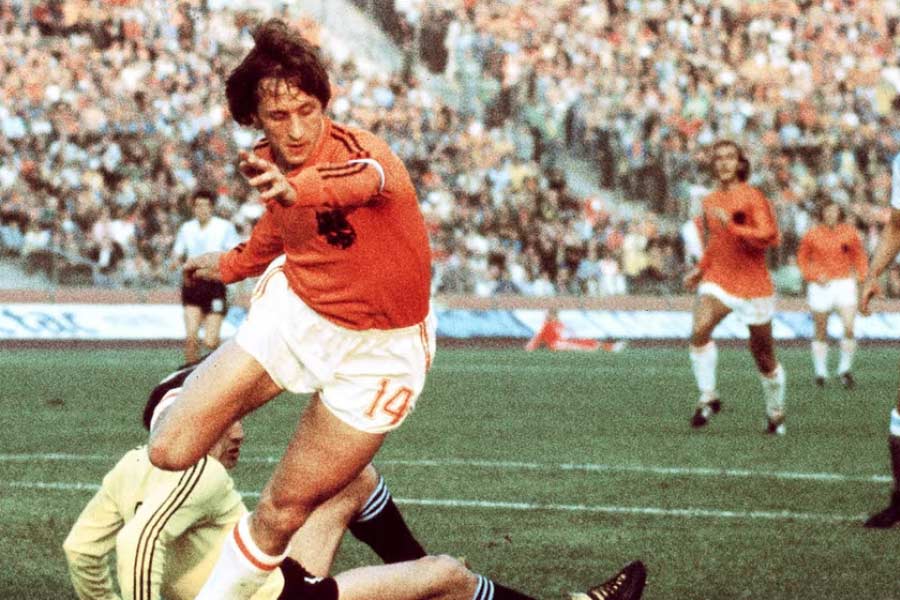 ফাইনালের ঠিক পাঁচ দিন আগে জার্মানির সংবাদপত্র ‘বিল্ড’ তাদের প্রতিবেদনে জানায়, নেদারল্যান্ডসের খেলোয়াড়দের হোটেলে নগ্ন যুবতীদের নিয়ে একটি সুইমিং পুল পার্টির আয়োজন করা হয়েছিল।