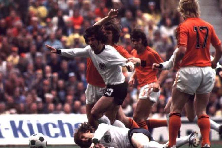 মাইকেলস দাবি করেন, ফাইনালের আগে এই প্রতিবেদনের সাহায্যে ষড়যন্ত্র করেছে পশ্চিম জার্মানি। আর যদি মহিলারা এসেও থাকেন, তা ওই সংবাদপত্রের তরফে পাঠানো হয়েছিল বলেও দাবি করেন মাইকেলস।