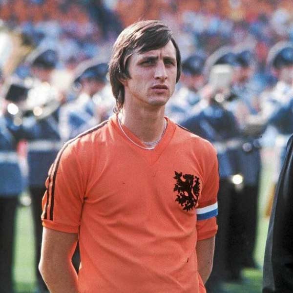 ১৯৭৪ সালে নেদারল্যান্ডসের ফুটবল দলের অধিনায়ক ছিলেন জোহান ক্রুইফ। তাঁর নেতৃত্বে নেদারল্যান্ডস দলের পারফরম্যান্স ছিল দেখার মতো। তাঁকেও এই কেলেঙ্কারিতে জোড়া হয়।