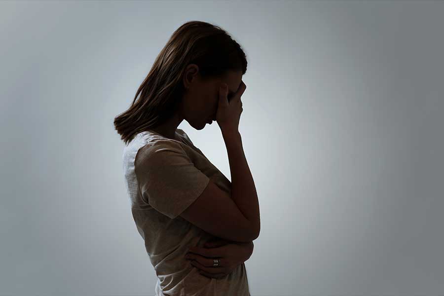 নিহত রেখার কিশোরী মেয়ে পুলিশকে জানিয়েছে, বৃহস্পতিবার সকাল ৬ টার দিকে ঘুম থেকে ওঠার পর অভিযুক্ত মনপ্রীত তাকে কিছু ওষুধ দেয় এবং ওই ওষুধ খেয়ে ঘুমোতে বলেন। কিছু ক্ষণ পর তার সন্দেহ হলে সে মনপ্রীতকে মায়ের ব্যাপারে জিজ্ঞাসা করে। কিন্তু মনপ্রীত জানান, রেখা বাজারে গিয়েছেন।