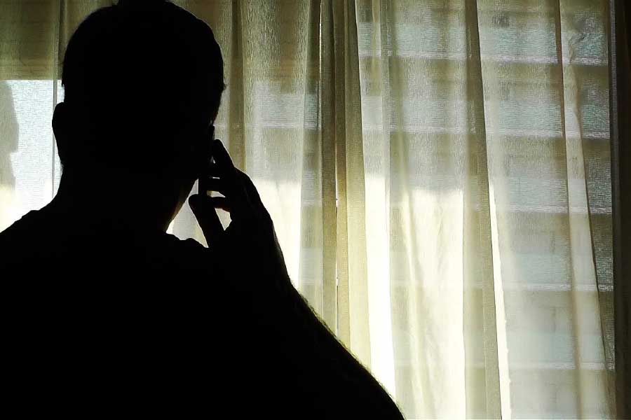 পরে মনপ্রীত বাড়ির একটি ঘরে তালা মেরে গাড়ি নিয়ে বেরিয়ে যান। মনপ্রীত বেরিয়ে যাওয়ায় সন্দেহের বশে খুড়তুতো দাদাকে ফোন করে সবটা জানায় রেখার মেয়ে। 