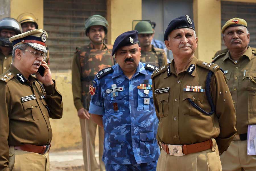 এর পরই পুরো বিষয়টি নিয়ে তদন্ত শুরু নামে দিল্লি পুলিশ। প্রথমেই রেখার কিশোরী মেয়ের অভিযোগের ভিত্তিতে মনপ্রীতের মোবাইল ট্র্যাক করে খোঁজার চেষ্টা করে পুলিশ। 