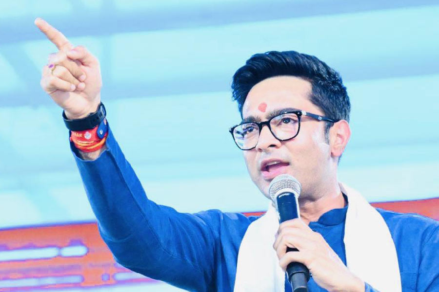 সরাসরি: বিস্ফোরণ ঘিরে তরজার মধ্যেই শুভেন্দুর পাড়ায় অভিষেকের সভা, কিছু ক্ষণ পরেই