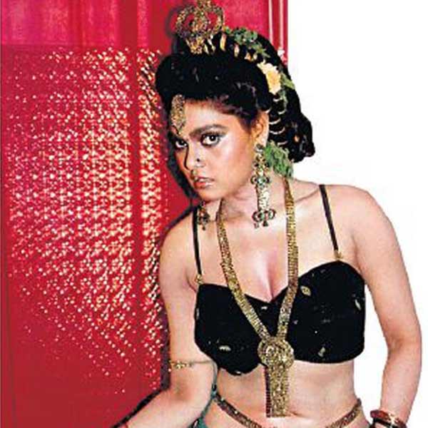 সিল্ক স্মিতার অনুরাগীর সংখ্যা ছিল অগুনতি। কিন্তু অনুরাগীদের বেশির ভাগই ছিলেন পুরুষ। অভিনয় দক্ষতার মাধ্যমে নয়, অভিনেত্রী বিখ্যাত ছিলেন তাঁর লাস্যময়ী শরীরী গঠনের জন্য।