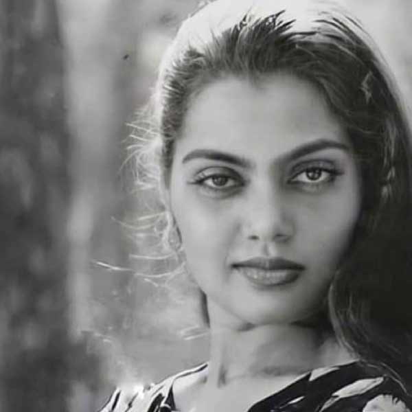 বলিপাড়ার একাংশের দাবি, কোনও ছবি বাজারে চলার মতো না হলেও সেই ছবির মধ্যে যদি সিল্ক স্মিতার একখানা ‘আইটেম সং’ও জুড়ে দেওয়া যেত, তা হলেই ছবিটি জাঁকিয়ে ব্যবসা করত। তাই অনেকেই নাকি ছবি হিট করানোর জন্য সিল্ক স্মিতার কাছে অভিনয়ের প্রস্তাব নিয়ে যেতেন।