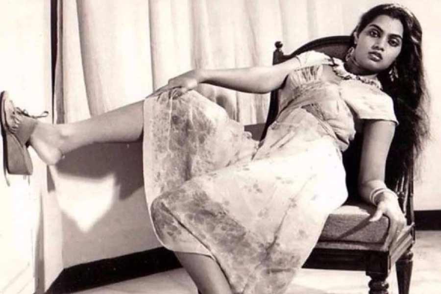 ছোট থেকেই ডাকসাইটে সুন্দরী ছিলেন। শরীরের গঠন আকর্ষণীয় হওয়ায় ছেলেদের কাছ থেকে অনেক রকমের কুপ্রস্তাব পেতেন তিনি। ভয়ে স্মিতার বাবা-মা তাঁকে বাড়ি থেকে বার হতে দিতেন না।