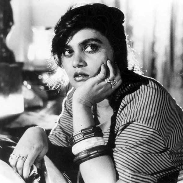 দরিদ্র বাবা-মা স্মিতার ভবিষ্যৎ সুনিশ্চিত করতে ১৪ বছর বয়সেই বিয়ে দিয়ে দেন। কিন্তু বিয়ের পরে তাঁর জীবন আরও দুর্বিষহ হয়ে পড়ে। স্বামী-সহ শ্বশুরবাড়ির লোকজন স্মিতার উপর শারীরিক এবং মানসিক নির্যাতন চালাতেন।