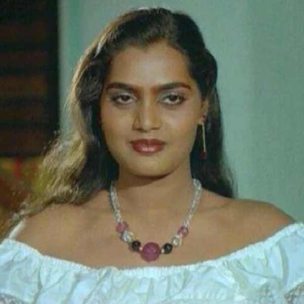 এই অত্যাচার সহ্য করতে না পেরে শ্বশুরবাড়ি ছেড়ে চেন্নাইয়ে পালিয়ে যান স্মিতা। চেন্নাইয়ে গিয়ে এক অভিনেত্রীর বাড়িতে পরিচারিকার কাজ করতেন তিনি। ওই অভিনেত্রীর মেক আপ করতেও সাহায্য করতেন স্মিতা।