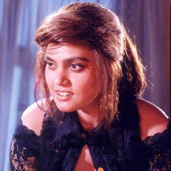 স্মিতা যে অভিনেত্রীর বাড়িতে কাজ করতেন, এক দিন তাঁর বাড়িতে এক পরিচালক দেখা করতে আসেন। বাড়ির বাইরে পরিচালকের গাড়ি দাঁড়িয়েছিল। সে দিকে মুগ্ধ দৃষ্টিতে তাকিয়ে থাকায় অভিনেত্রী তাঁকে ব্যঙ্গও করেছিলেন। তখন থেকেই নিজের দক্ষতা প্রমাণ করার জেদ চেপে যায় স্মিতার।