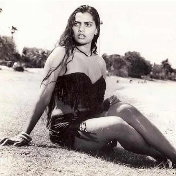 অ্যান্থনি ইস্টম্যানের পরিচালনায় ১৯৮১ সালে ‘ইনায়ে থেড়ি’ নামে একটি মলয়ালম ছবি মুক্তি পায় এই ছবিতে মুখ্যচরিত্র হিসাবে প্রথম অভিনয় করতে দেখা গিয়েছিল স্মিতাকে। ছবির পরিচালক তাঁর নাম বিজয়লক্ষ্মী থেকে বদলে রাখেন স্মিতা।