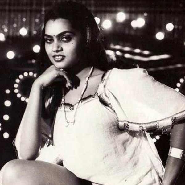 স্মিতার অভিনয় দেখে মুগ্ধ হয়ে গিয়েছিলেন পরিচালক বিনু চক্রবর্তী। তিনি স্মিতার ‘শিক্ষাগুরু’ হয়ে উঠেছিলেন। ইন্ডাস্ট্রিতে থাকতে গেলে কী ভাবে কথা বলতে হয়, কী ভাবে হাঁটাচলা করতে হয়— সব কিছুই হাতে ধরে স্মিতাকে শিখিয়েছিলেন বিনু এবং তাঁর স্ত্রী।