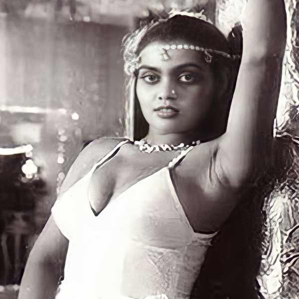 তাঁদের দৌলতেই ঝরঝরে ইংরেজি ভাষায় কথা বলতে শিখেছিলেন স্মিতা। তাঁদের কাছে থেকে নাচও শেখেন তিনি। প্রত্যন্ত গ্রামের এক দরিদ্র পরিবার থেকে উঠে আসা স্মিতার শরীরী ভাষাও ধীরে ধীরে বদলে যায়। 