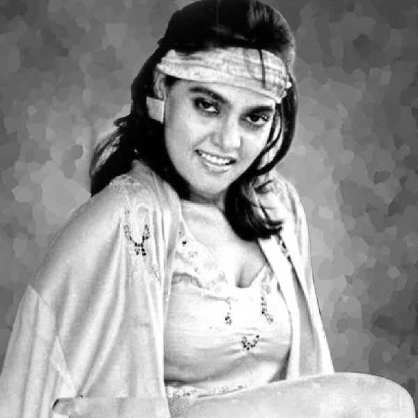 ‘ইনায়ে থেড়ি’ ছবিতে স্মিতা প্রথম অভিনয় করলেও ছবি মুক্তিতে দেরি হয়েছিল। তার আগে ‘বন্দিচক্করম’ নামের একটি তামিল ছবি মুক্তি পায়। এই ছবিতেও স্মিতা অভিনয় করেছিলেন। একটি ‘বার গার্ল’-এর চরিত্রে অভিনয় করতে দেখা গিয়েছিল তাঁকে। চরিত্রের নাম ছিল ‘সিল্ক’। ছবিটি মুক্তির পর দর্শকের কাছে এই চরিত্রটি এতটাই জনপ্রিয় হয়ে যায়, যে চরিত্রের নামেই স্মিতার পরিচিতি তৈরি হয়। স্মিতা নয়, বরং ‘সিল্ক স্মিতা’ নামেই লোকে চিনতেন তাঁকে।