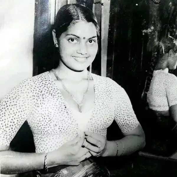 একের পর এক হিট ছবিতে অভিনয় করে সিল্ক স্মিতা জনপ্রিয় হয়ে উঠেছিলেন। কোনও ছবির শুটিং শুরু হওয়ার আগেই তিনি সেটে পৌঁছে যেতেন। তাঁর ভক্তের সংখ্যা বেশি থাকলেও তাঁর জীবনে বন্ধু ছিল হাতেগোনা।