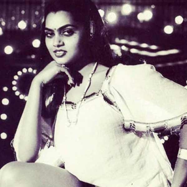 বলিপাড়ার অধিকাংশের দাবি, কথায় কথায় রেগে যেতেন স্মিতা। মুখের উপর কড়া কথাও শুনিয়ে দিতেন হামেশা। কিন্তু তাঁর মন ছিল শিশুদের মতো নরম। খুব কম কথা বলতেন তিনি।