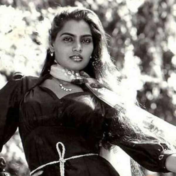 স্মিতা যখন কেরিয়ারের শীর্ষে, তখনই রহস্যজনক ভাবে মৃত্যু হয় তাঁর। ১৯৯৬ সালের ২৩ সেপ্টেম্বর চেন্নাইয়ের বাড়ি থেকে ঝুলন্ত দেহ উদ্ধার করা হয় অভিনেত্রীর। 