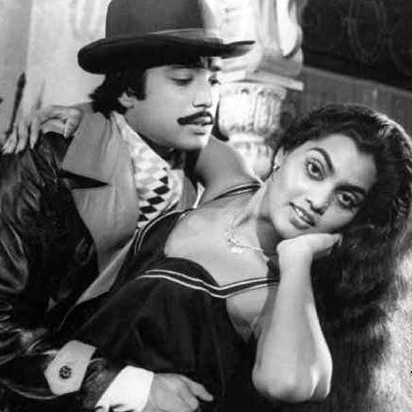 মৃত্যুর আগে তাঁর ঘনিষ্ঠ বান্ধবী অনুরাধাকে ফোন করেছিলেন স্মিতা। কোনও কিছু নিয়ে তিনি অশান্তিতে রয়েছেন বলে জানান অনুরাধাকে। বান্ধবী তাঁর বাড়িতে দেখা করতে এসে দেখেন, স্মিতা তত ক্ষণে মারা গিয়েছেন।