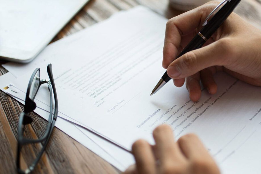 ২০০৭ সাল নাগাদ রবিন তাঁর কলেজের সহকারী অধ্যক্ষ পদে বহাল হন। কিন্তু নাটকের শিক্ষক হিসাবে তাঁর কেরিয়ার যখন একেবারে মধ্যগগনে, ঠিক সেই সময় তাল কাটে। 