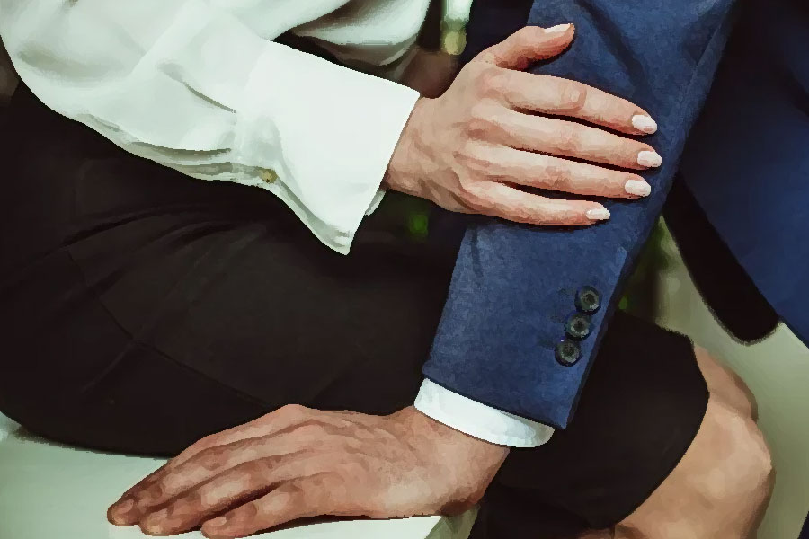 তরুণী জানান, ২০০৭ সাল থেকে কলেজের নাট্যসাহিত্যের শিক্ষক রবিনের সঙ্গে তাঁর সম্পর্ক তৈরি হয়েছিল। ক্লাস চলাকালীন অশালীন আচরণ করতেন রবিন। নাটক অভিনয় শেখানোর সময়েও সংশ্লিষ্ট ছাত্রীর সঙ্গে তাঁর আচরণ ছিল আপত্তিকর। 